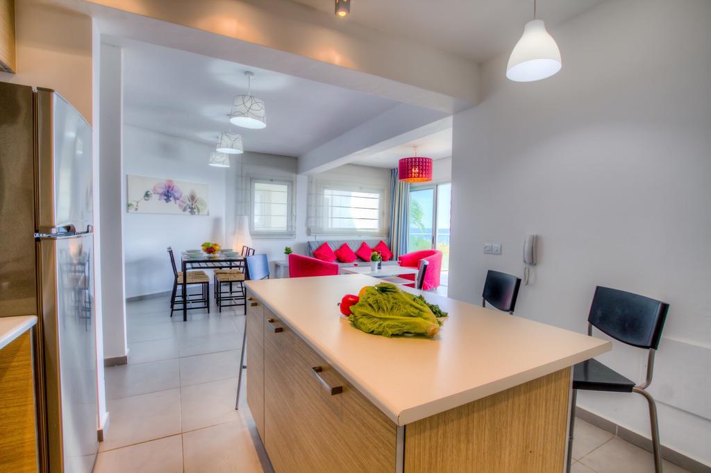 Beachfront Trident Protaras Esterno foto