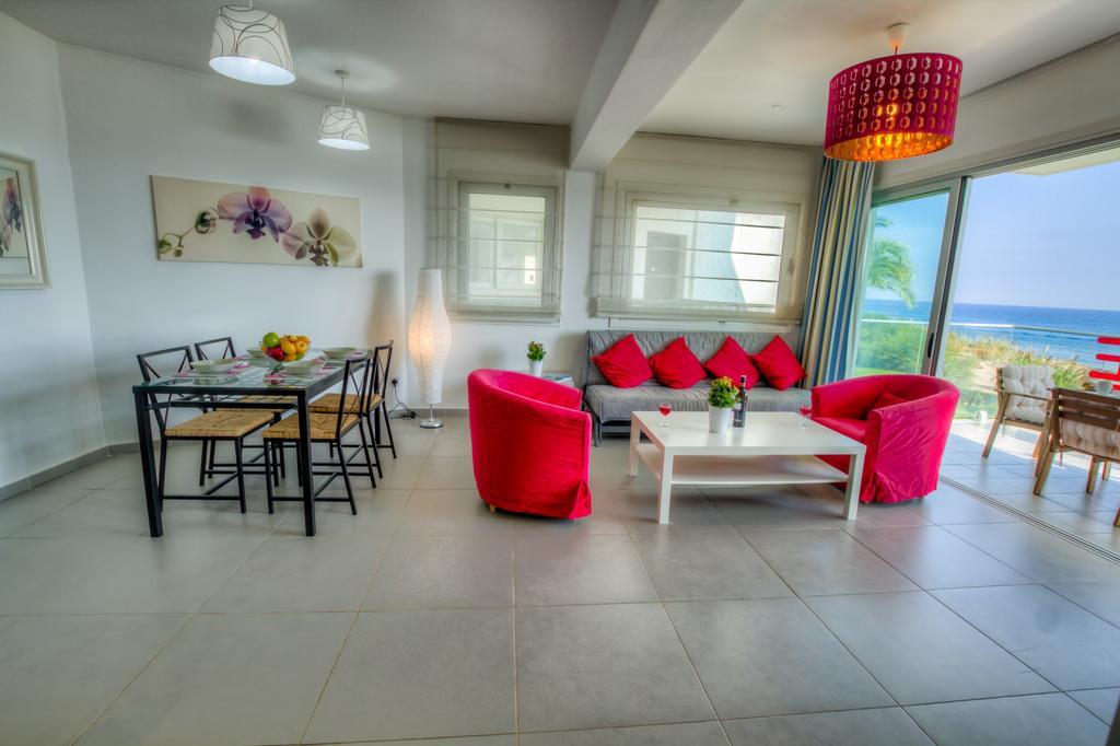 Beachfront Trident Protaras Esterno foto