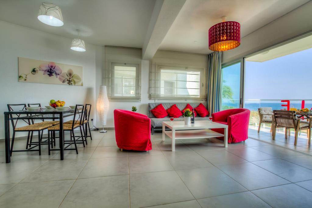 Beachfront Trident Protaras Esterno foto