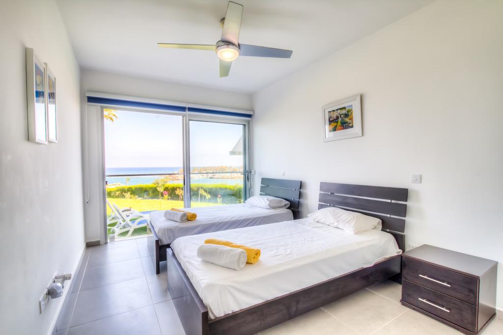 Beachfront Trident Protaras Esterno foto