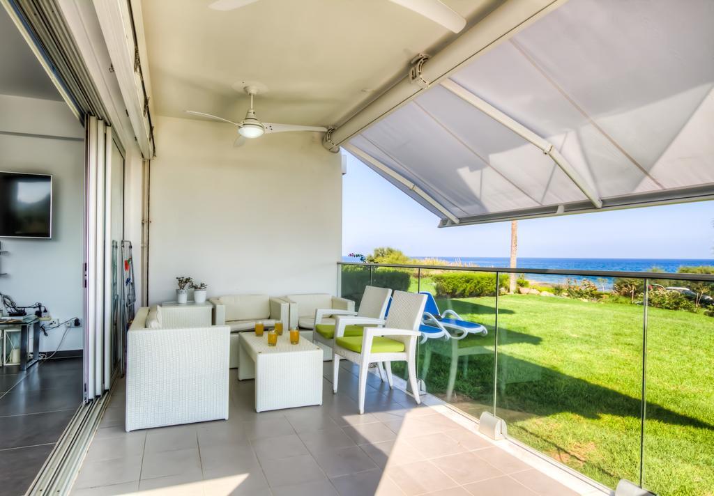 Beachfront Trident Protaras Esterno foto
